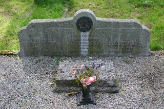 Niton : headstone to the 3 keepers